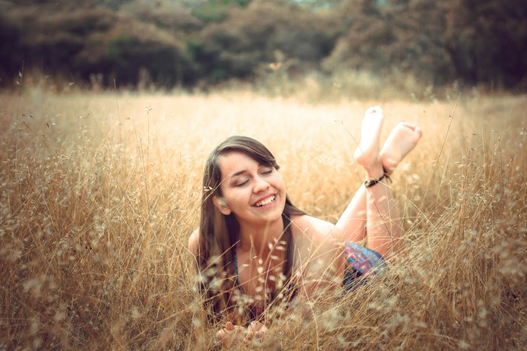 gut genug sein
Weib ist glücklich im Kornfeld