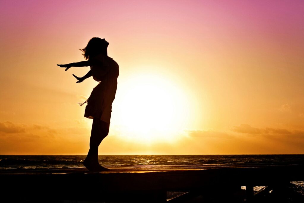 Weib in der Sonne im Glück und in der Liebe